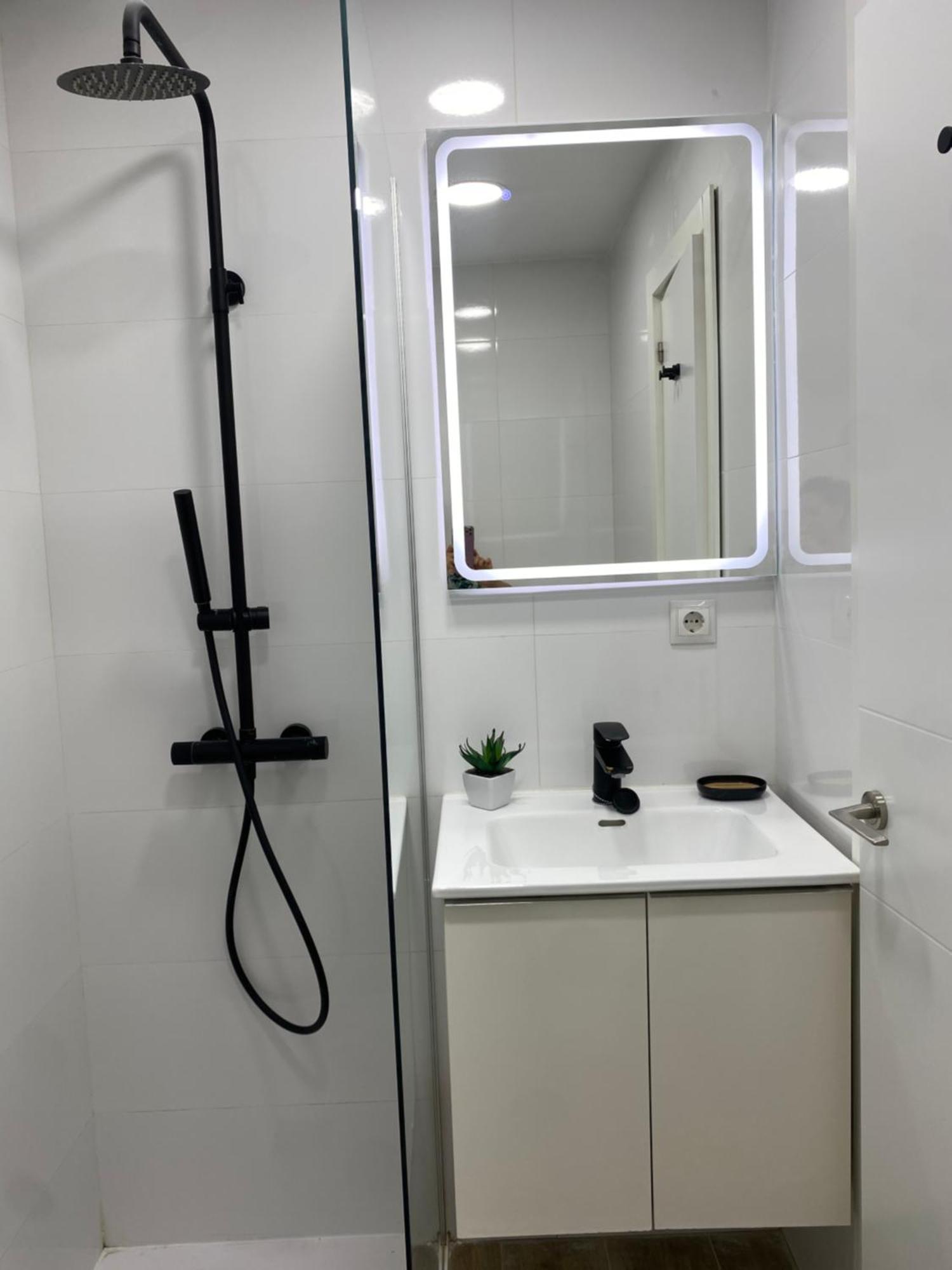 Estudio Con Piscina Y Parking, Playa A 4 Min A Pie, Tren A 2 Min Lejlighed